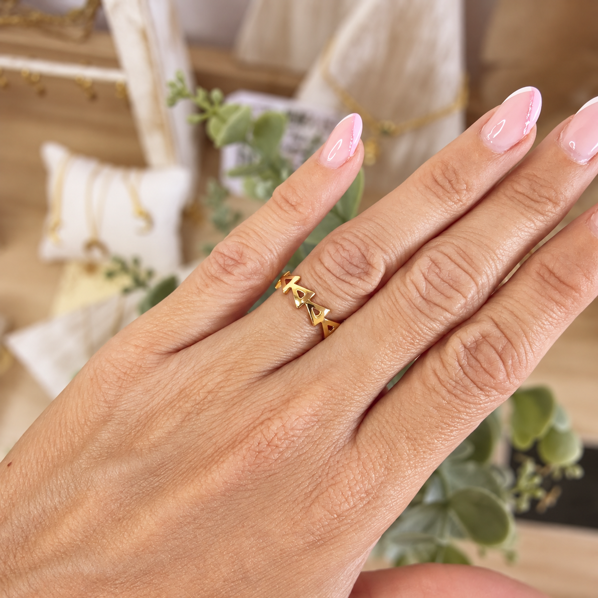 Anillo Triángulo - puesto en dedo