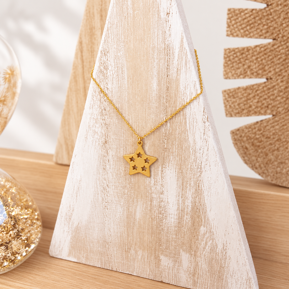 Collar estrella calada con baño de oro