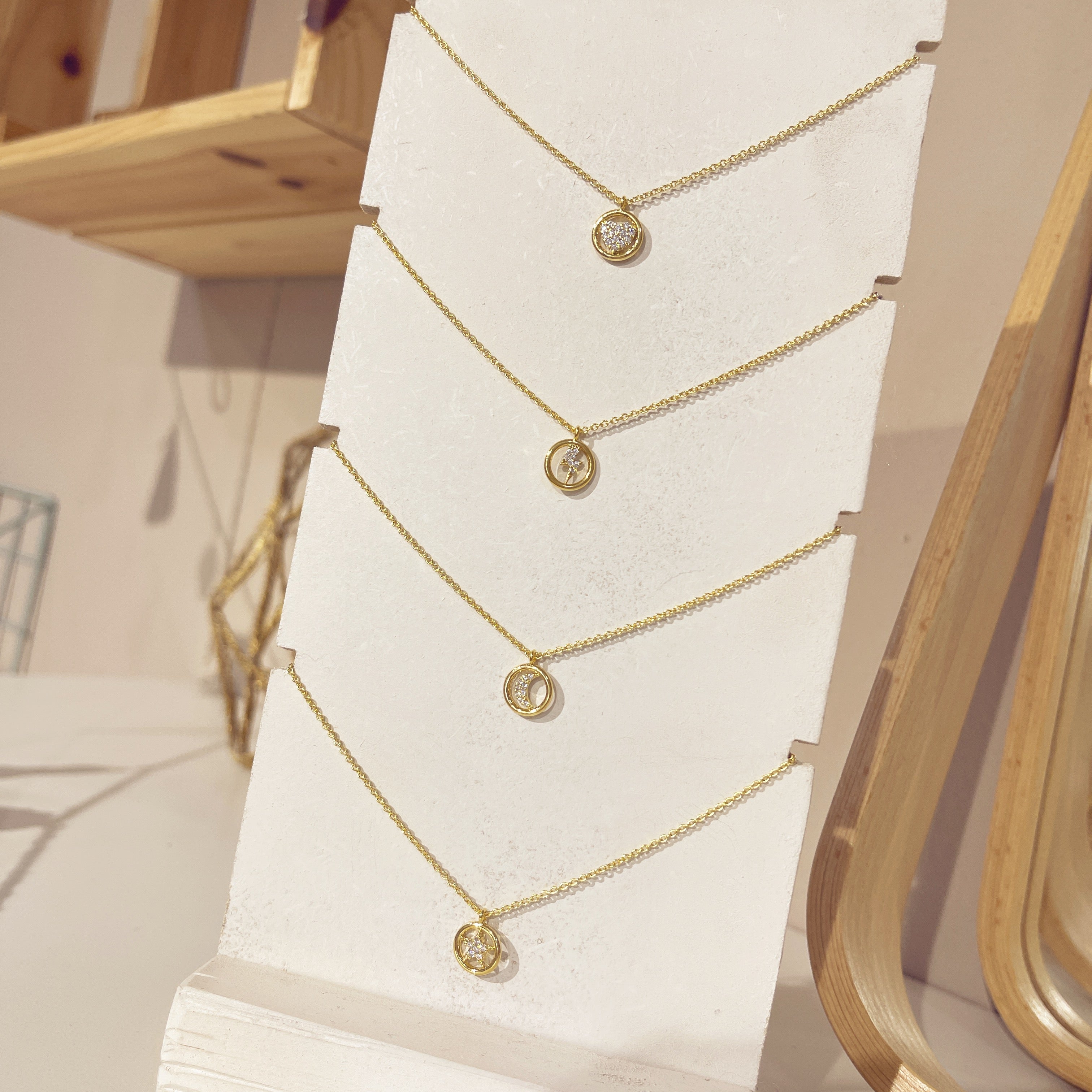 Collar Círculo Corazón en expositor junto a otros modelos
