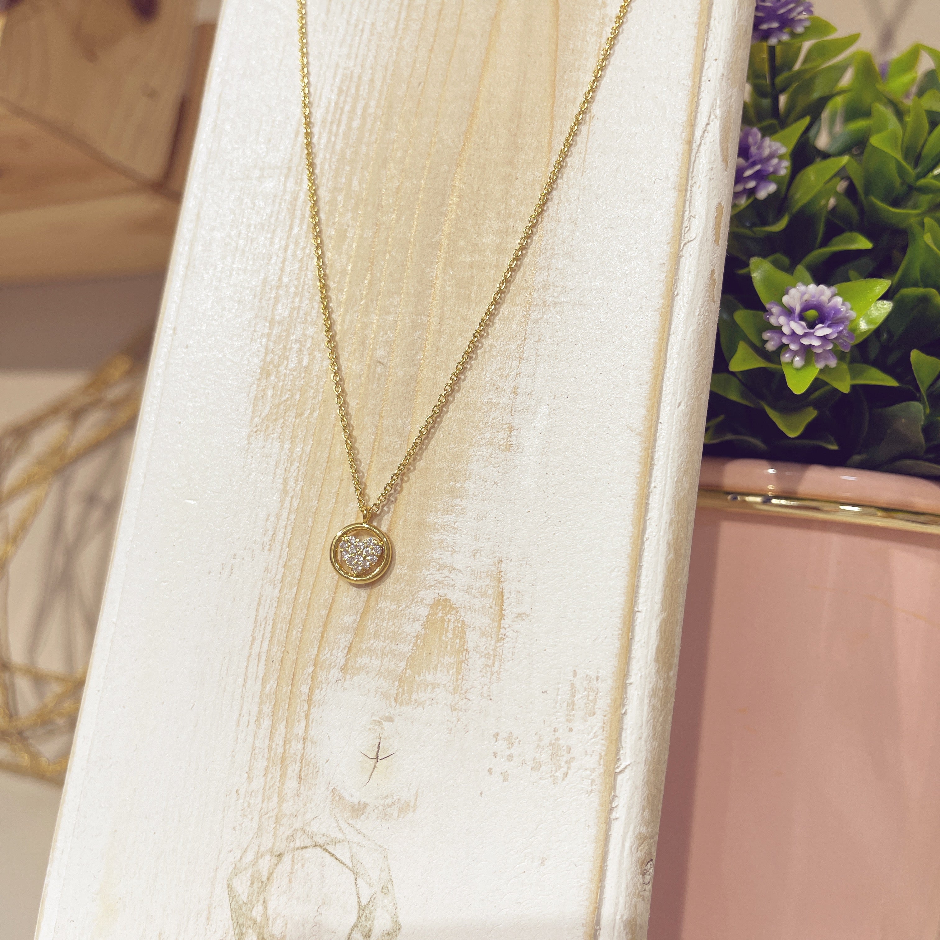 Collar Círculo Corazón en expositor blanco