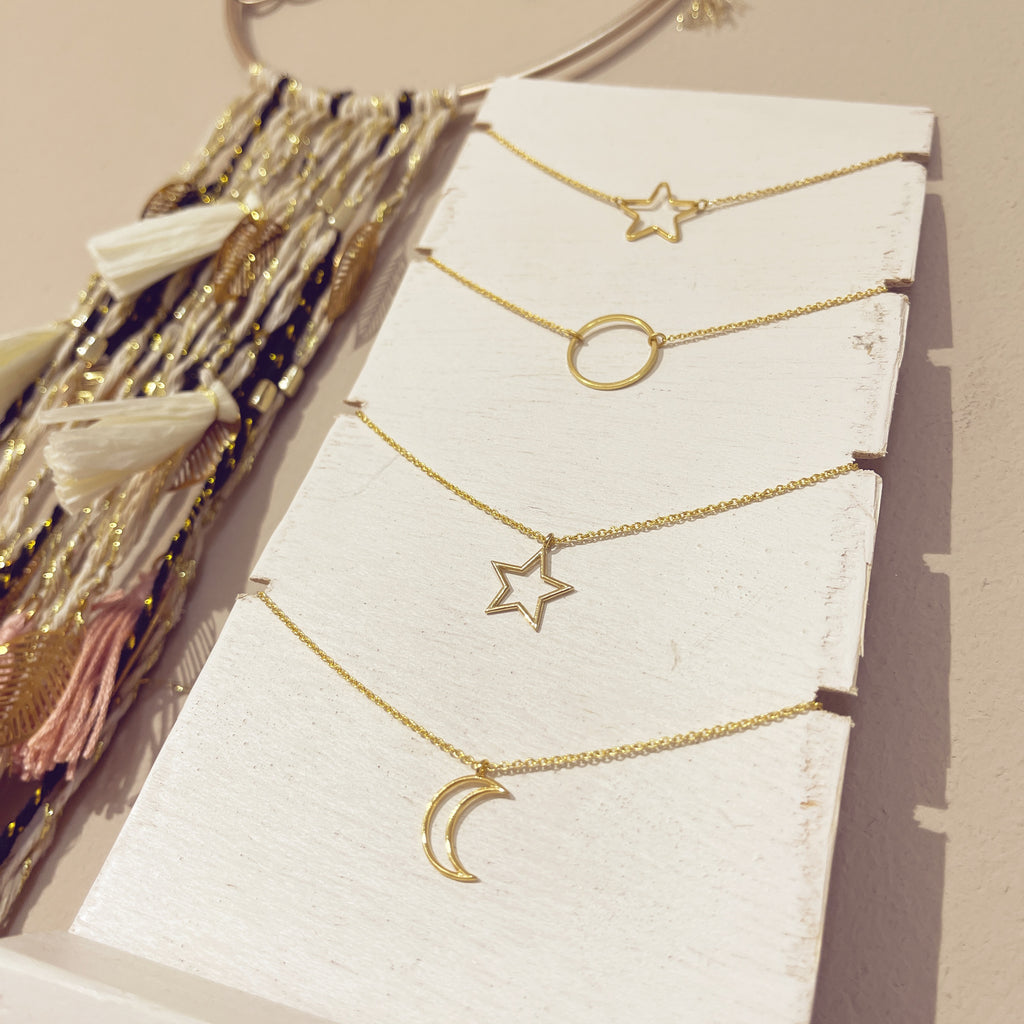 Collar estrella junto a otros collares dorados