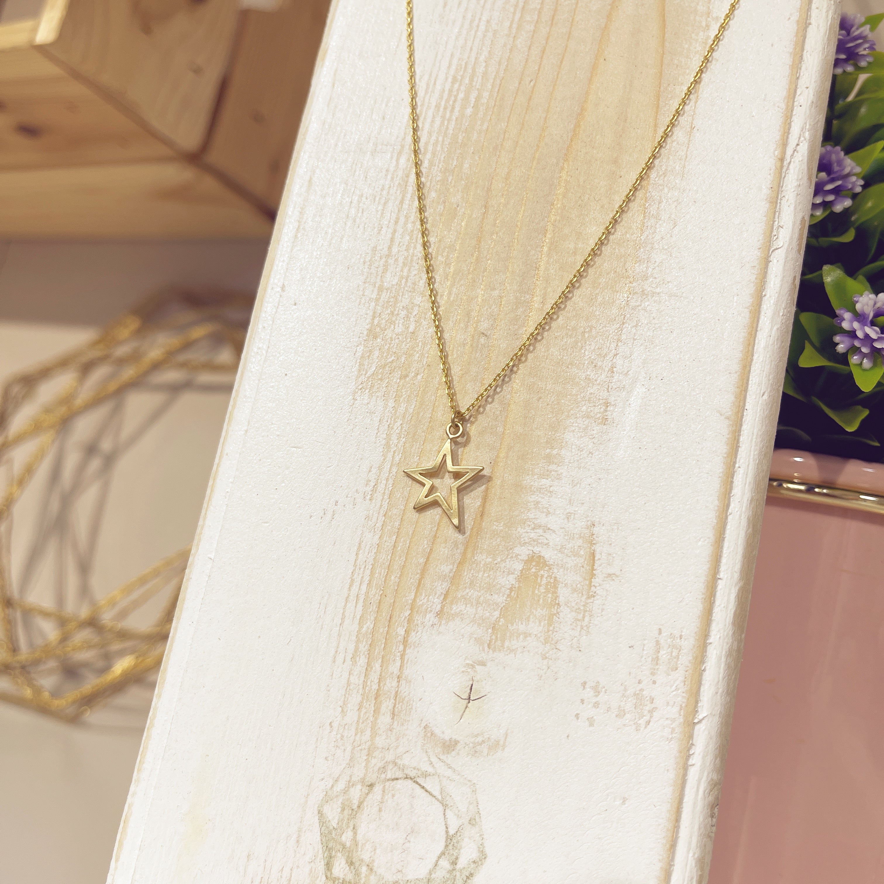 Collar Estrella Vega calada dorada con aristas marcadas