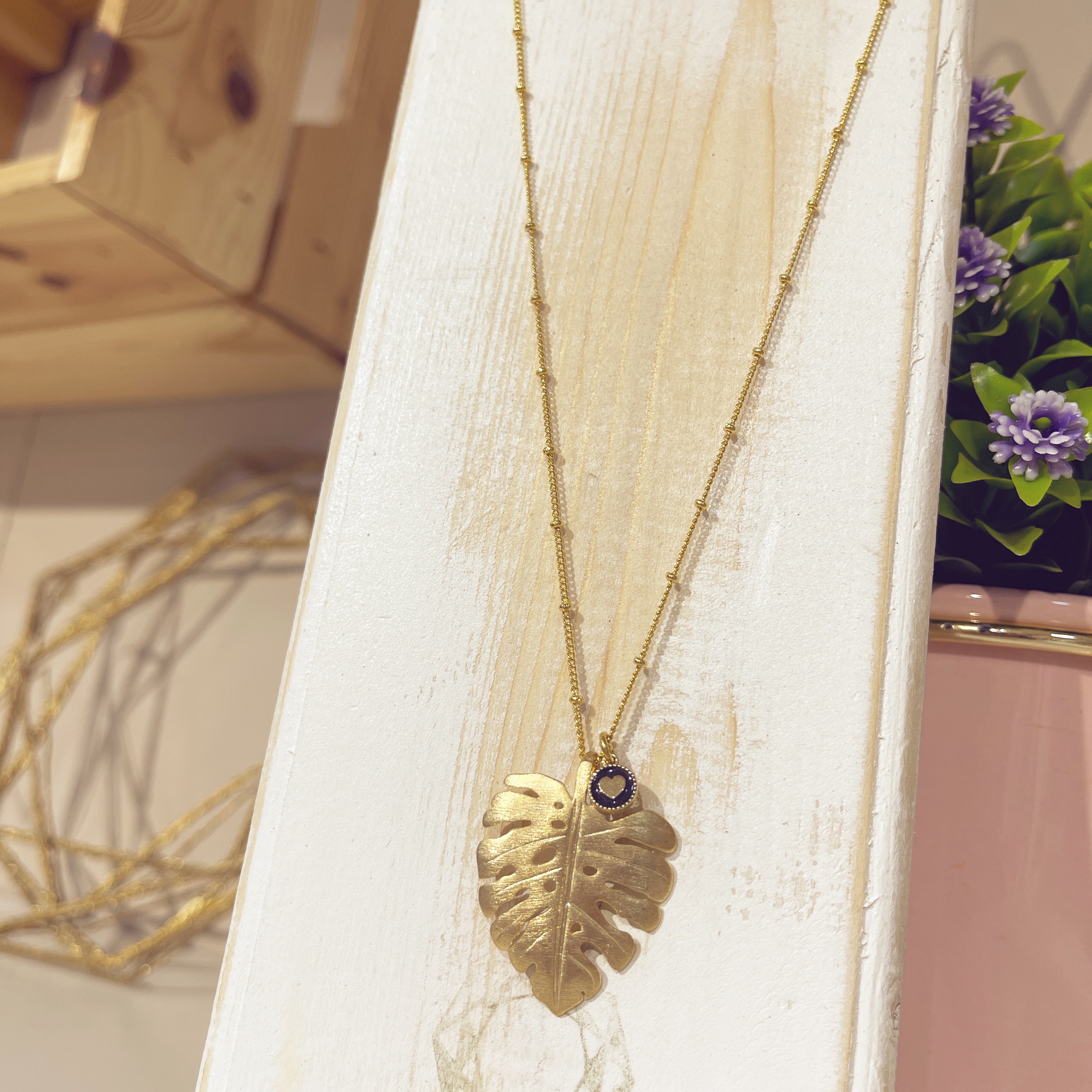 Collar Monstera dorado grande con cadena de bolitas y corazón azul