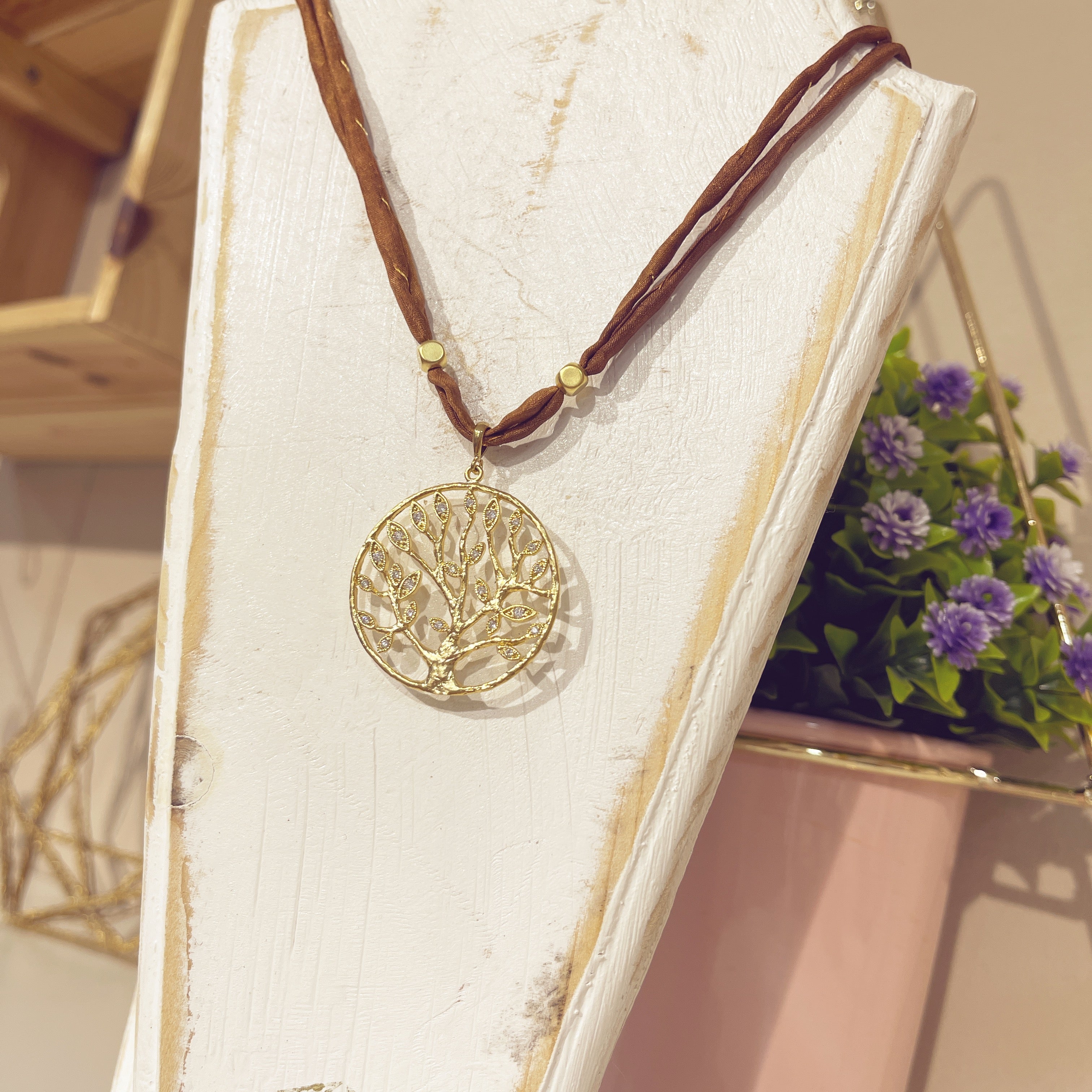 Collar Eternity Seda Café con colgante árbol de la vida dorado calado