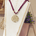 Collar Eternity Seda Burdeos con colgante árbol de la vida dorado calado