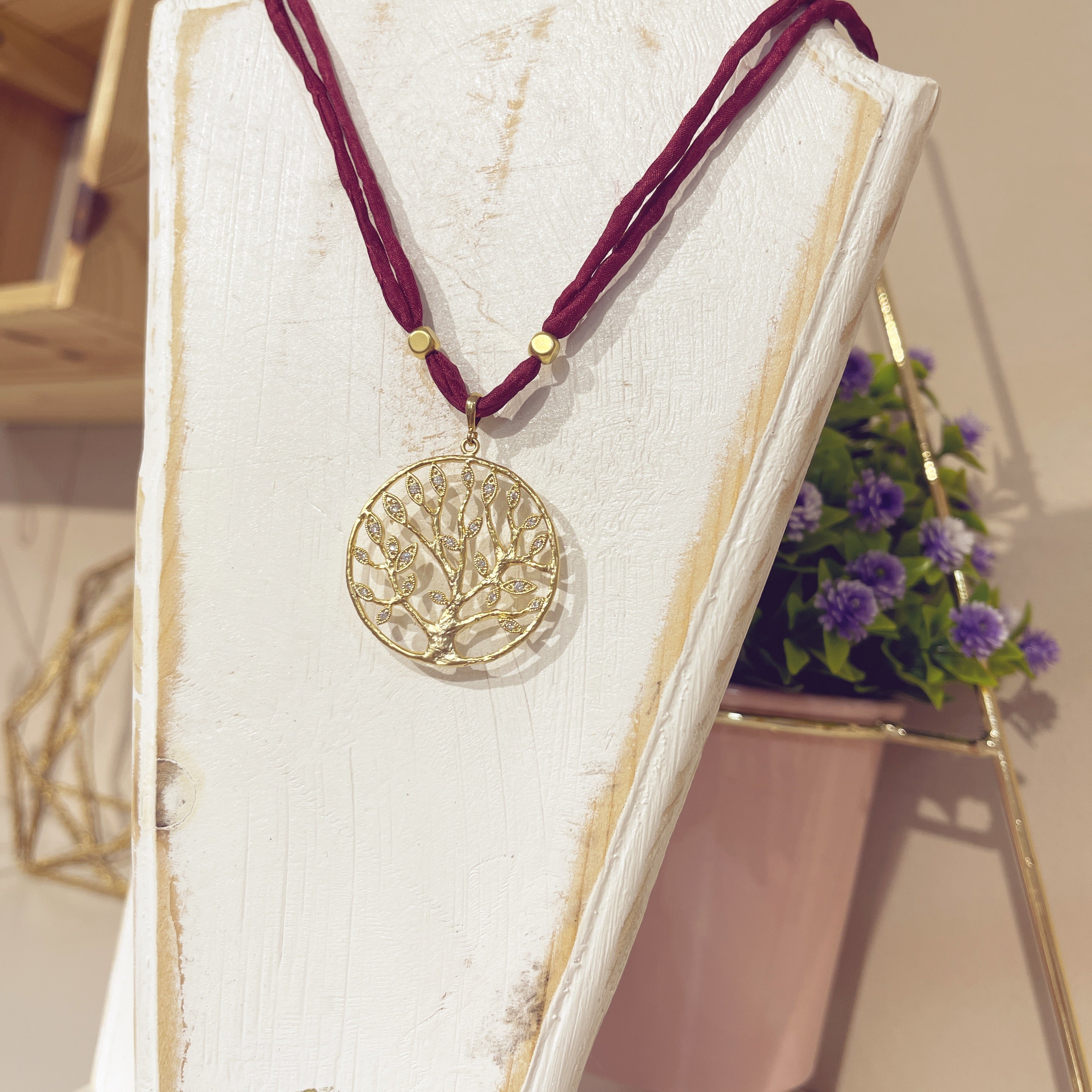 Collar Eternity Seda Burdeos con colgante árbol de la vida dorado calado