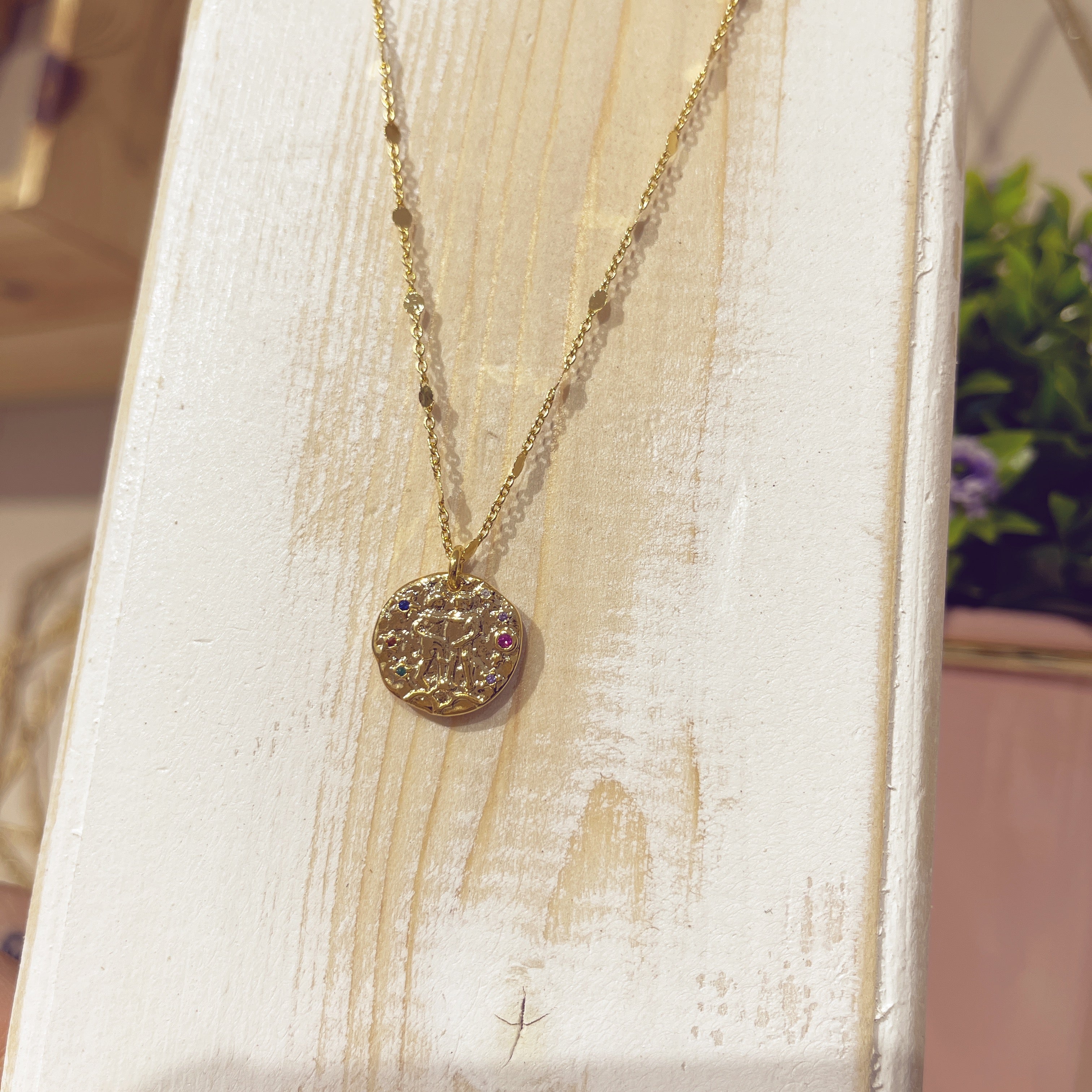 Collar Zodiac medallón dorado detalle signo zodiacal