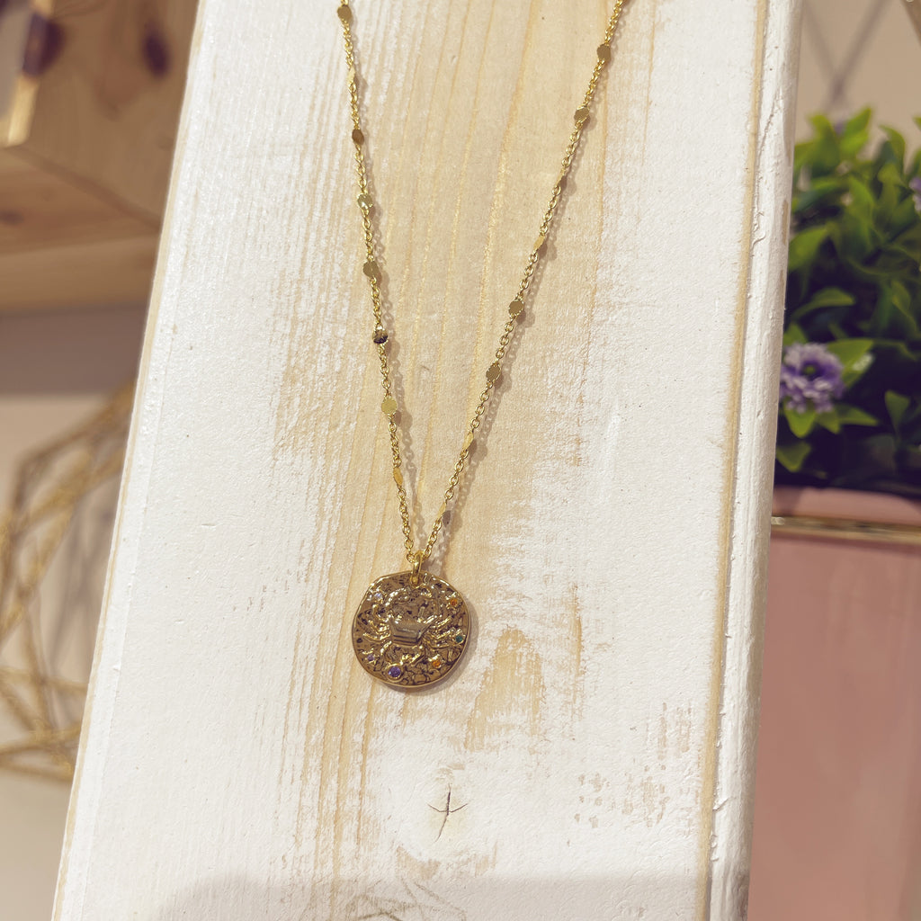 Collar Zodiac medallón dorado detalle piedras