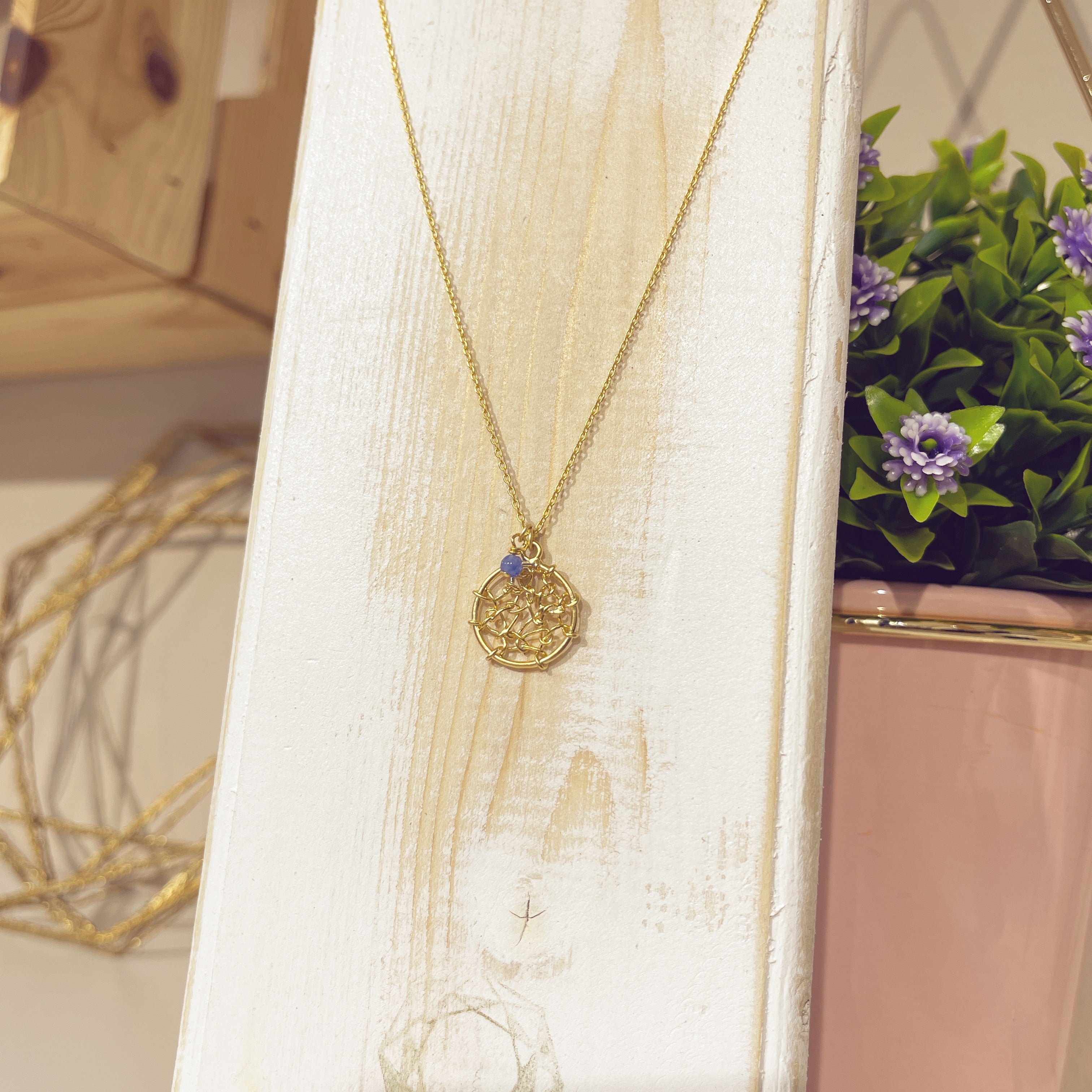 Collar Atrapasuenos Azul colgante calado dorado con piedra azul