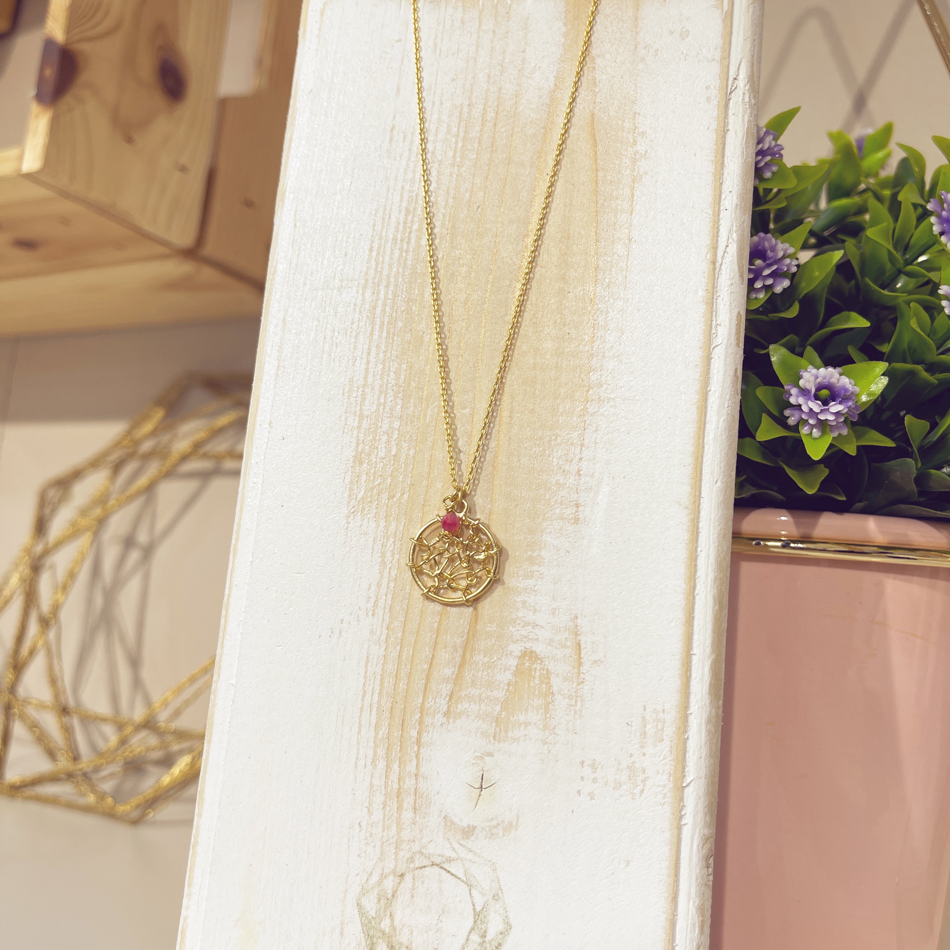 Collar Atrapasuenos Rosa colgante calado dorado con piedra rosa