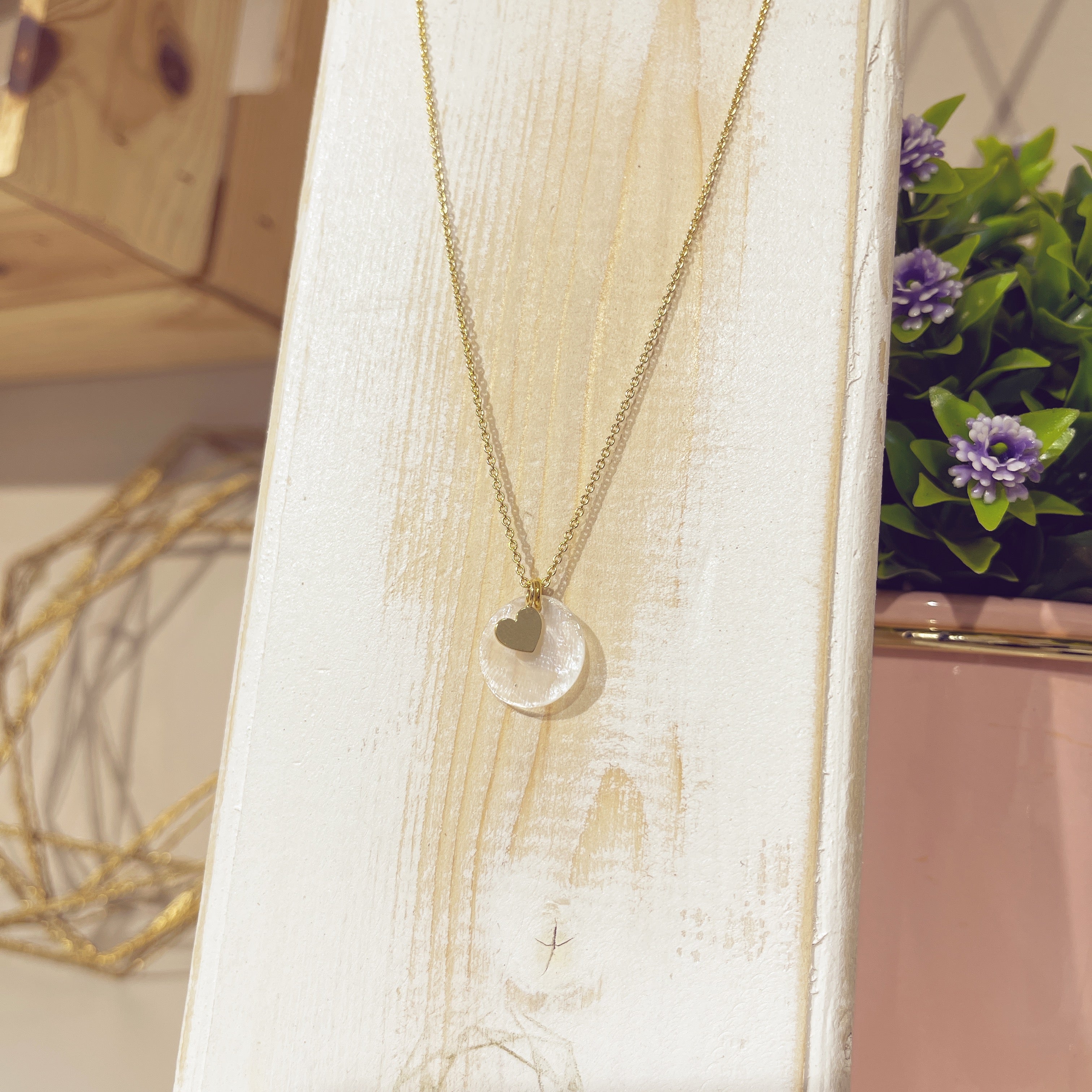 Collar Nácar Corazón disco nacarado blanco con corazón dorado