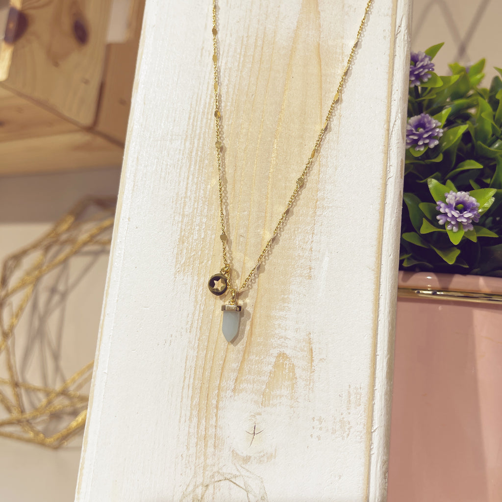 Collar Astra Menta dorado con charm estrella y punta de jade verde