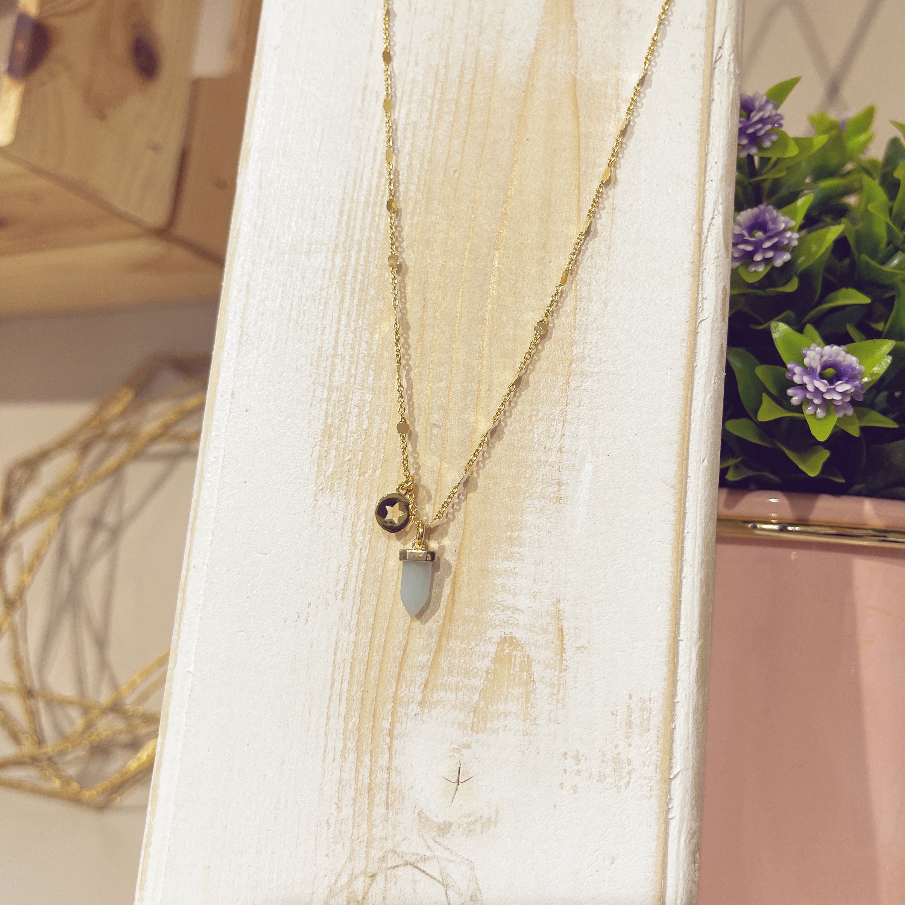 Collar Astra Menta dorado con charm estrella y punta de jade verde