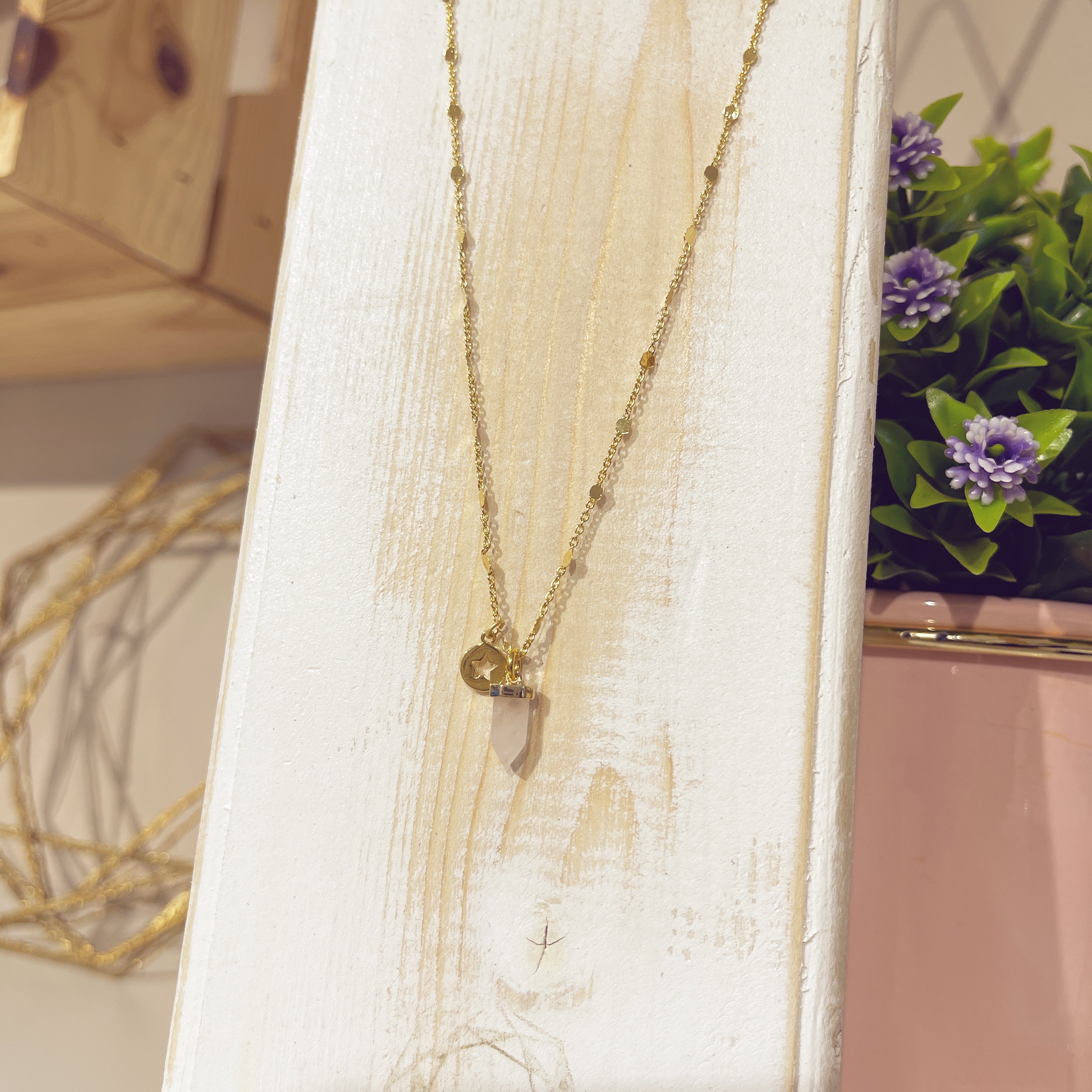 Collar Astra Rose dorado con charm estrella y punta de cuarzo rosa
