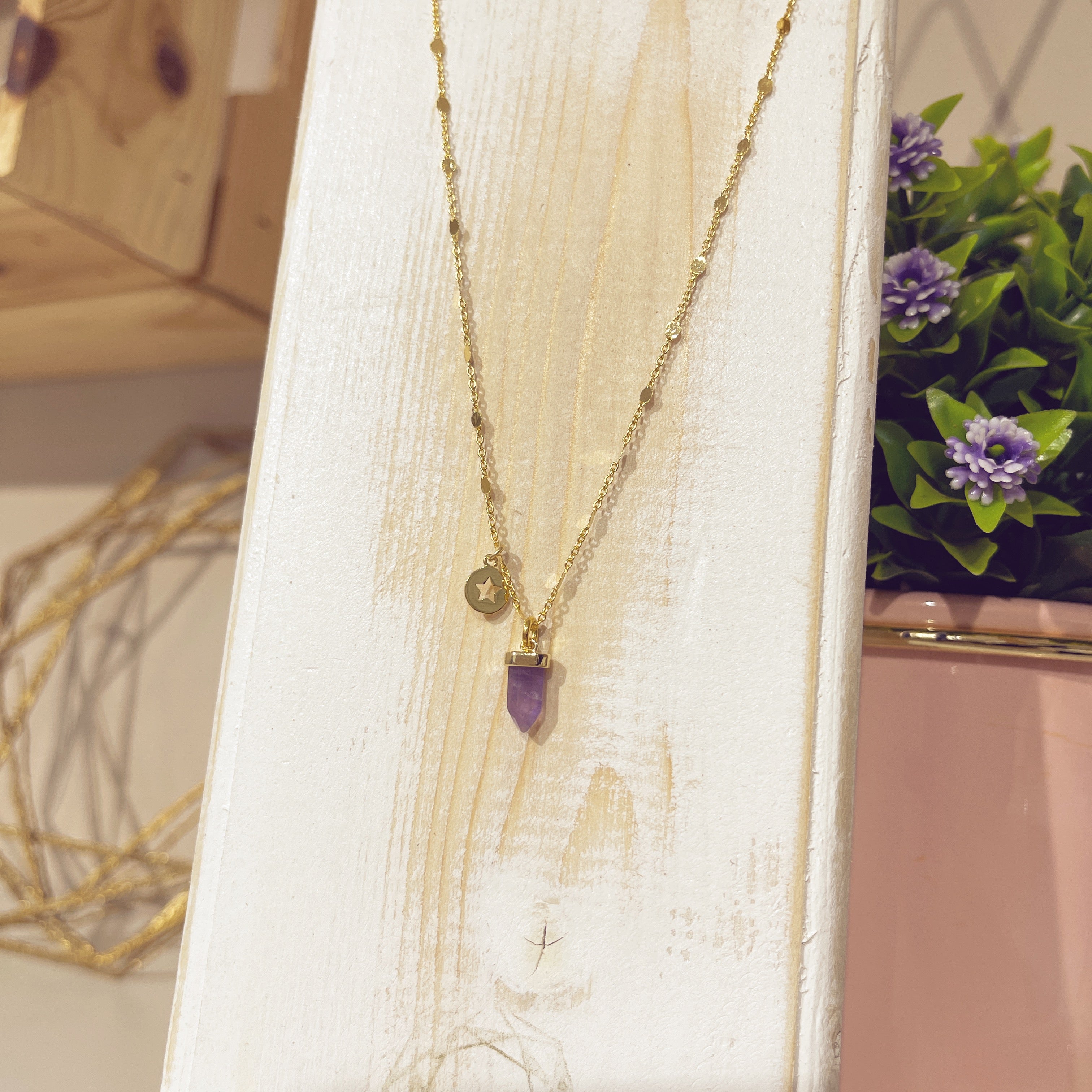 Collar Astra Amatista dorado con charm estrella y punta de amatista