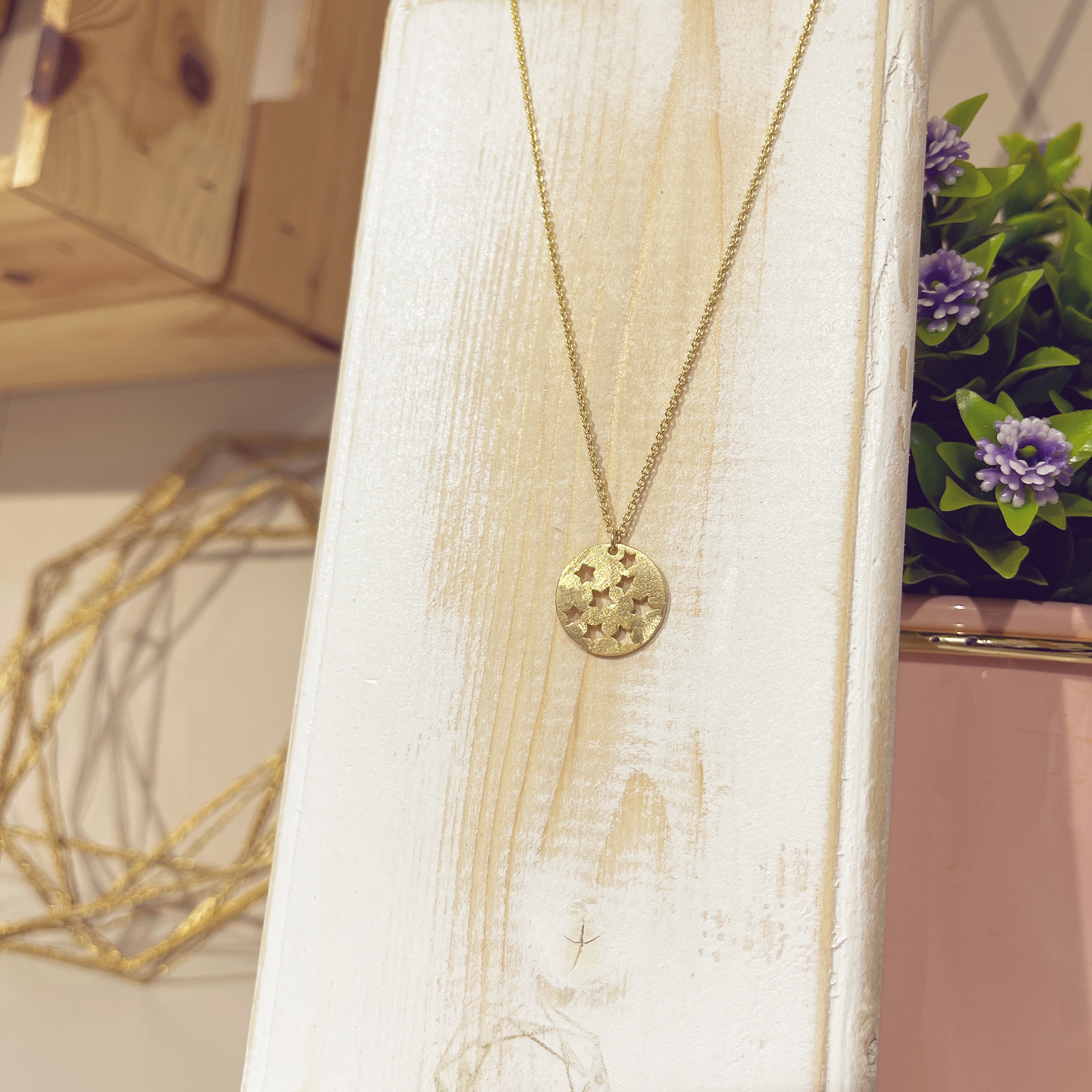 Collar Estrella Constelación moneda dorada con estrellas caladas