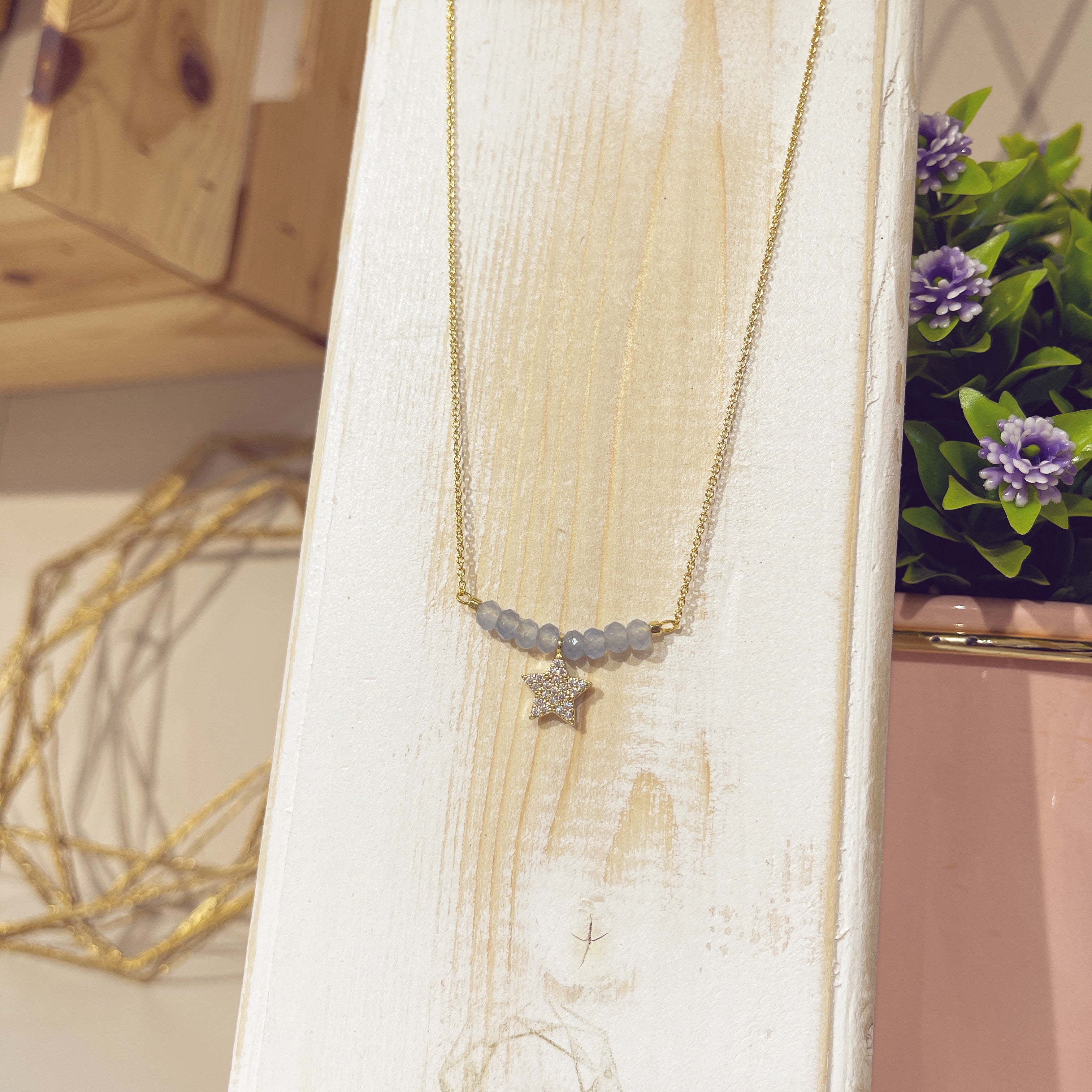 Collar Estrella Polaris con piedras azul lavanda y estrella pavé dorada