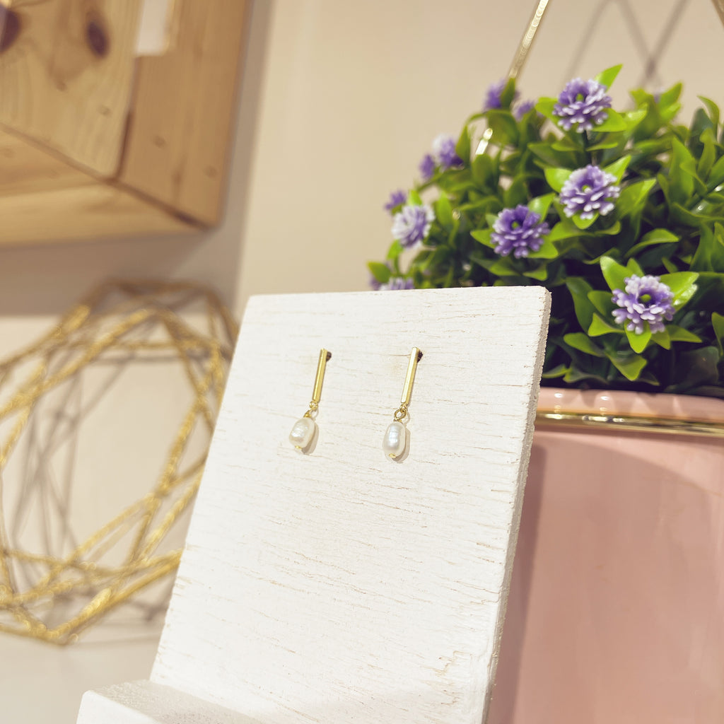 Mini línea perla dorado sobre expositor blanco, vista detalle