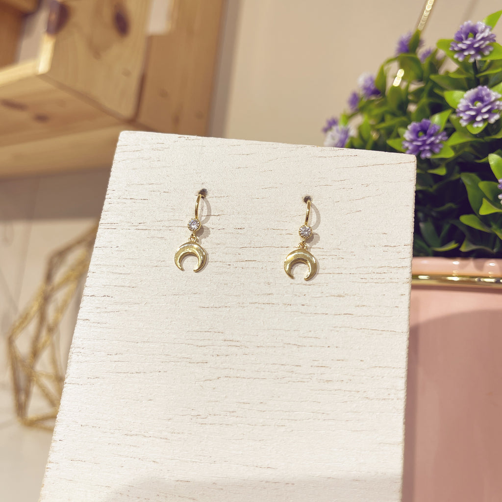Ganchito circón luna dorado sobre expositor blanco, vista detalle