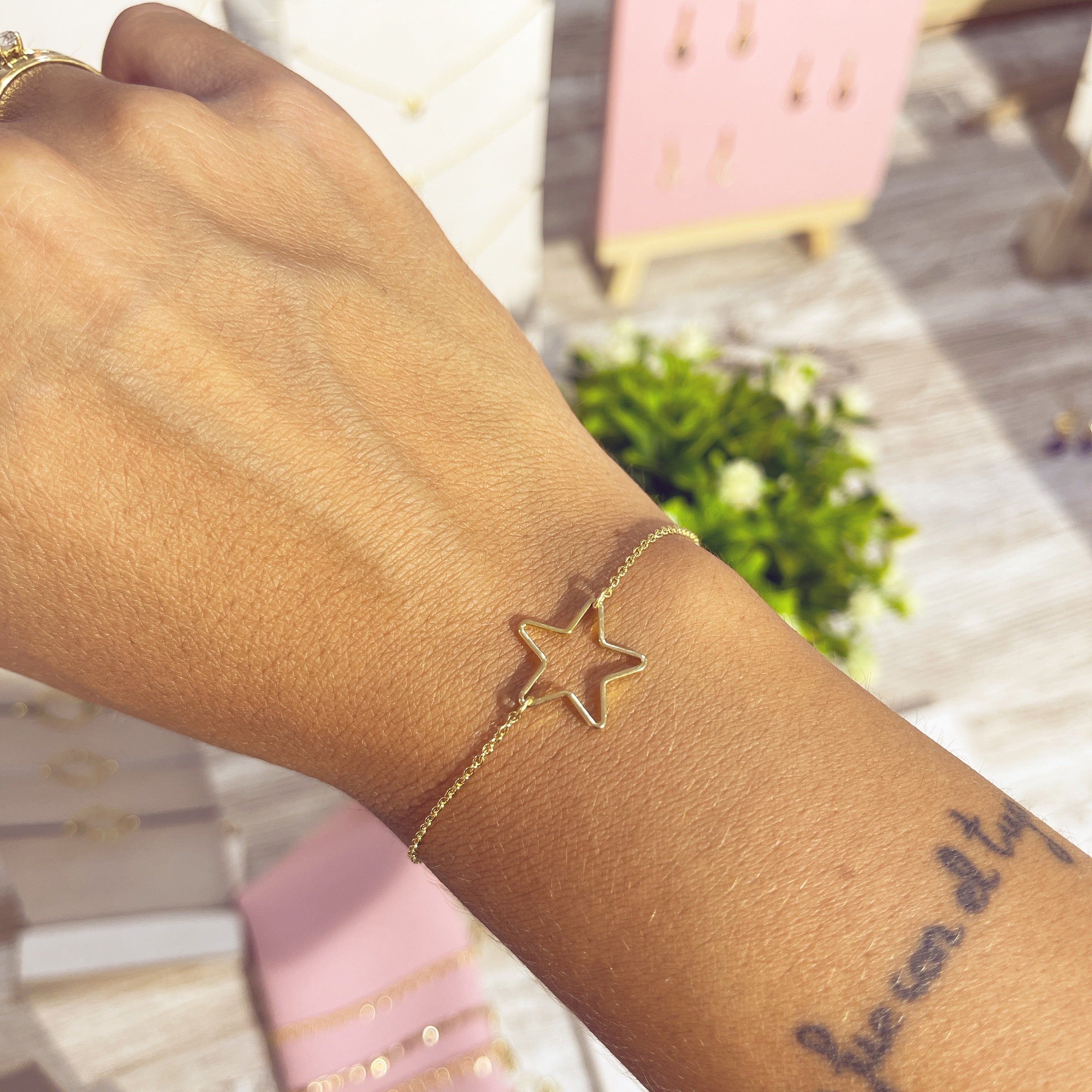 Pulsera Stella estrella dorada en muñeca