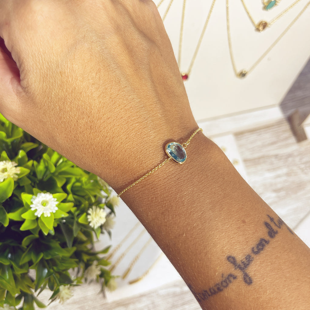 Pulsera Piedra Doblada azul en muñeca