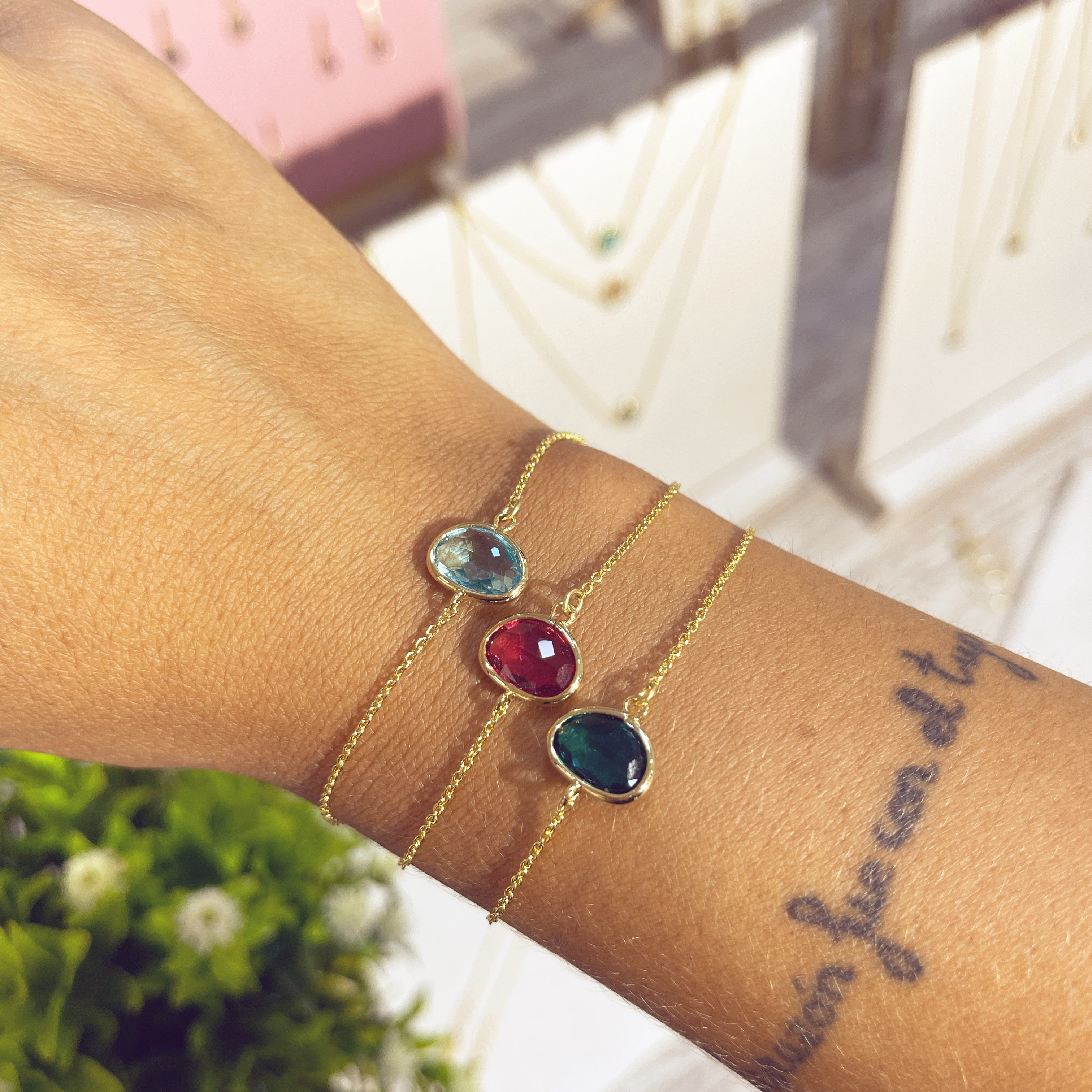 Pulseras Piedra Doblada azul claro, rojo y verde en muñeca
