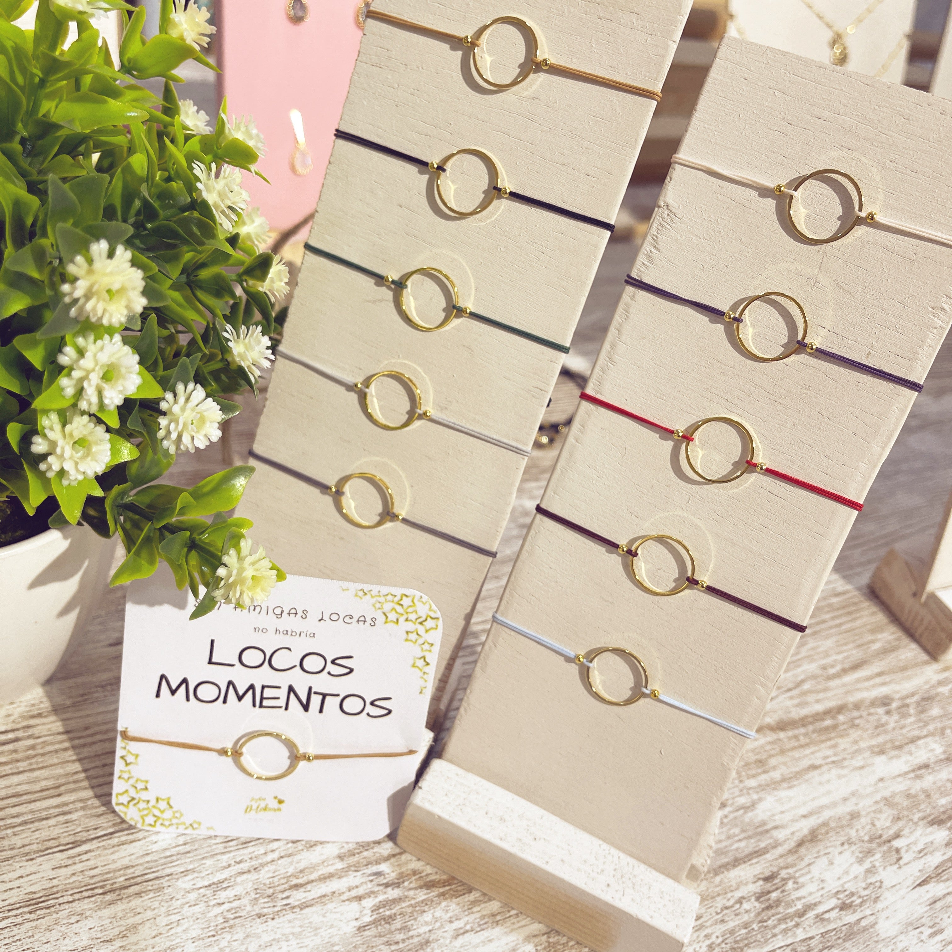Colección pulseras Arito Seda doradas en expositor blanco