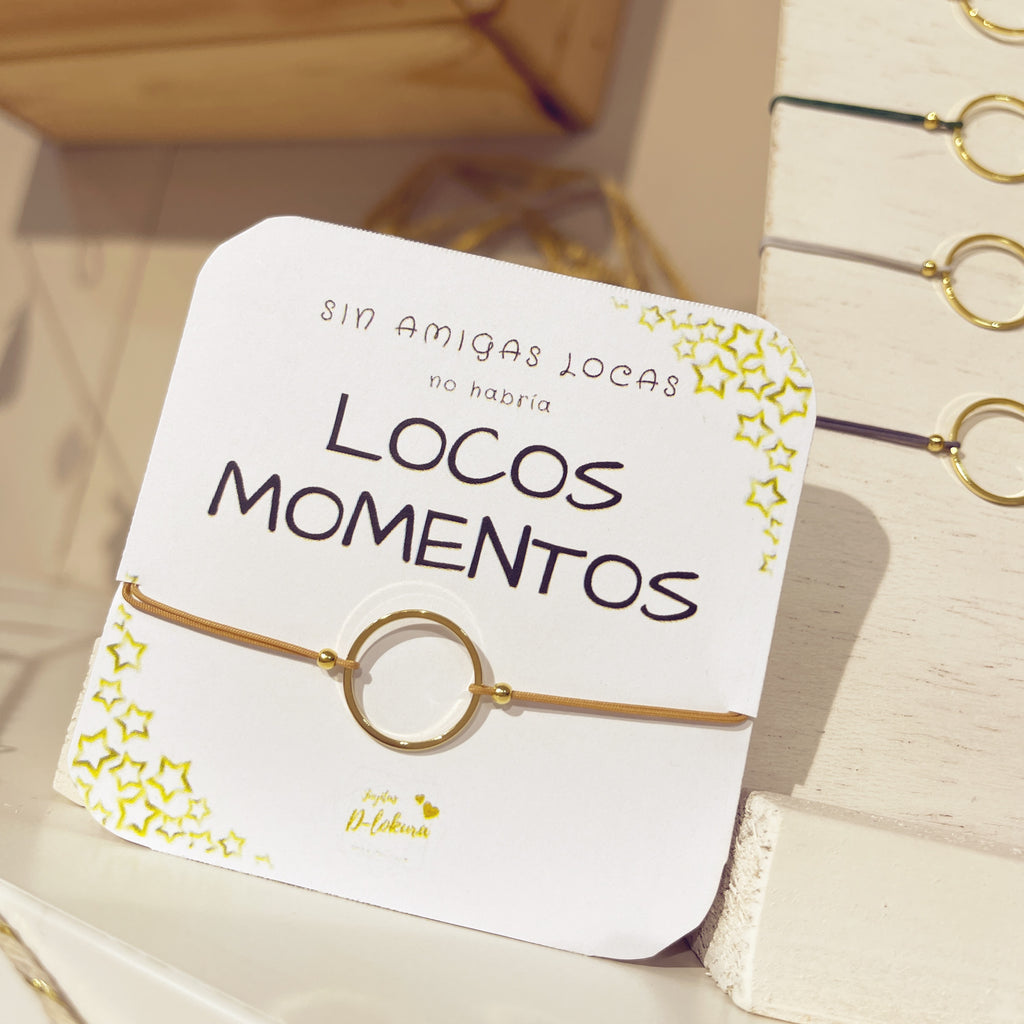 Pulsera Arito Seda dorada presentada en tarjeta Locos Momentos