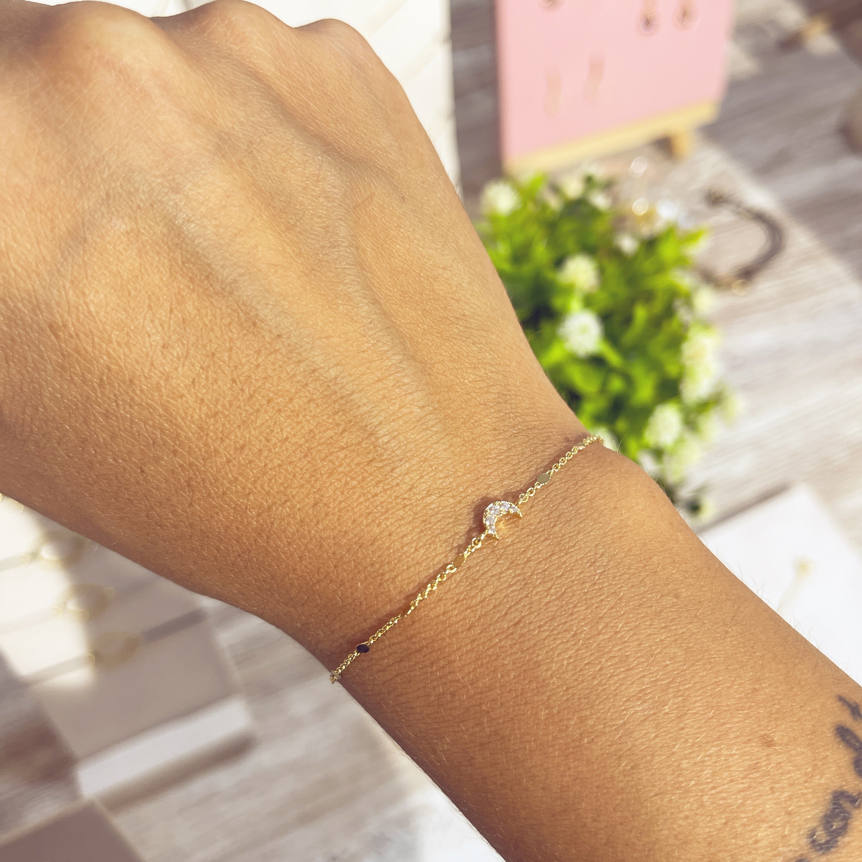Pulsera Luna Circón dorada pavé en muñeca