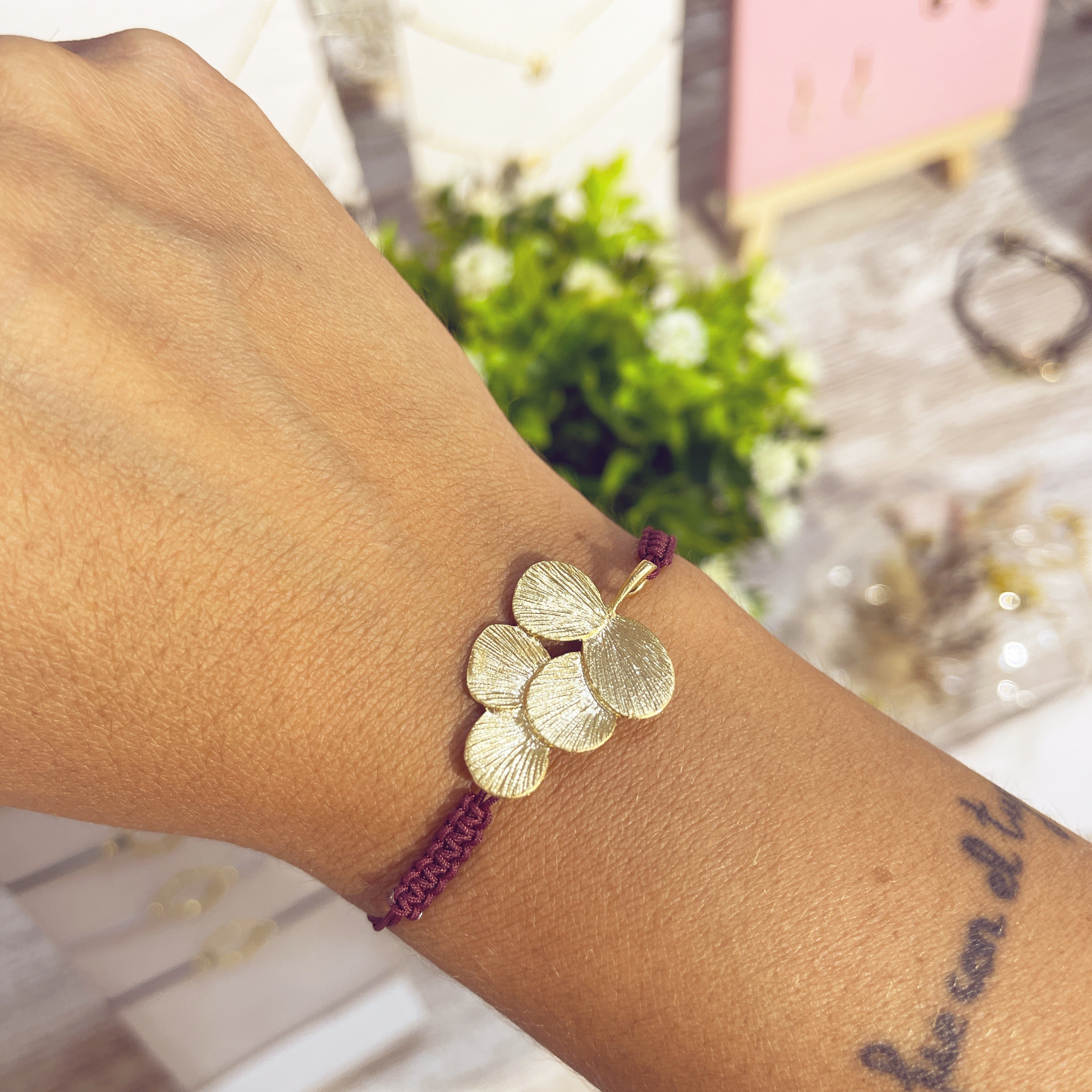 Pulsera Racimo burdeos en muñeca