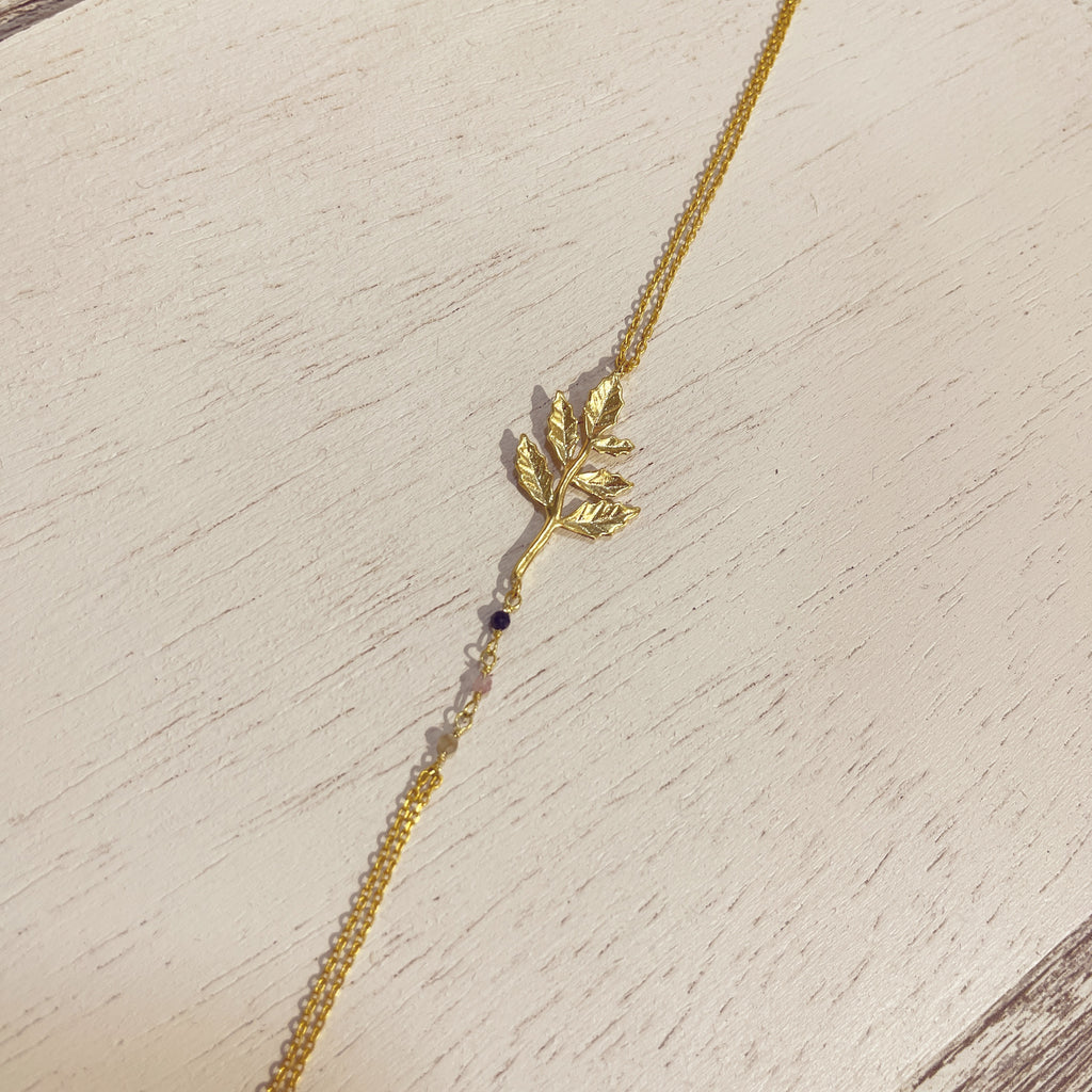 Pulsera Hoja Minera dorada detalle hoja grabada y piedrecitas