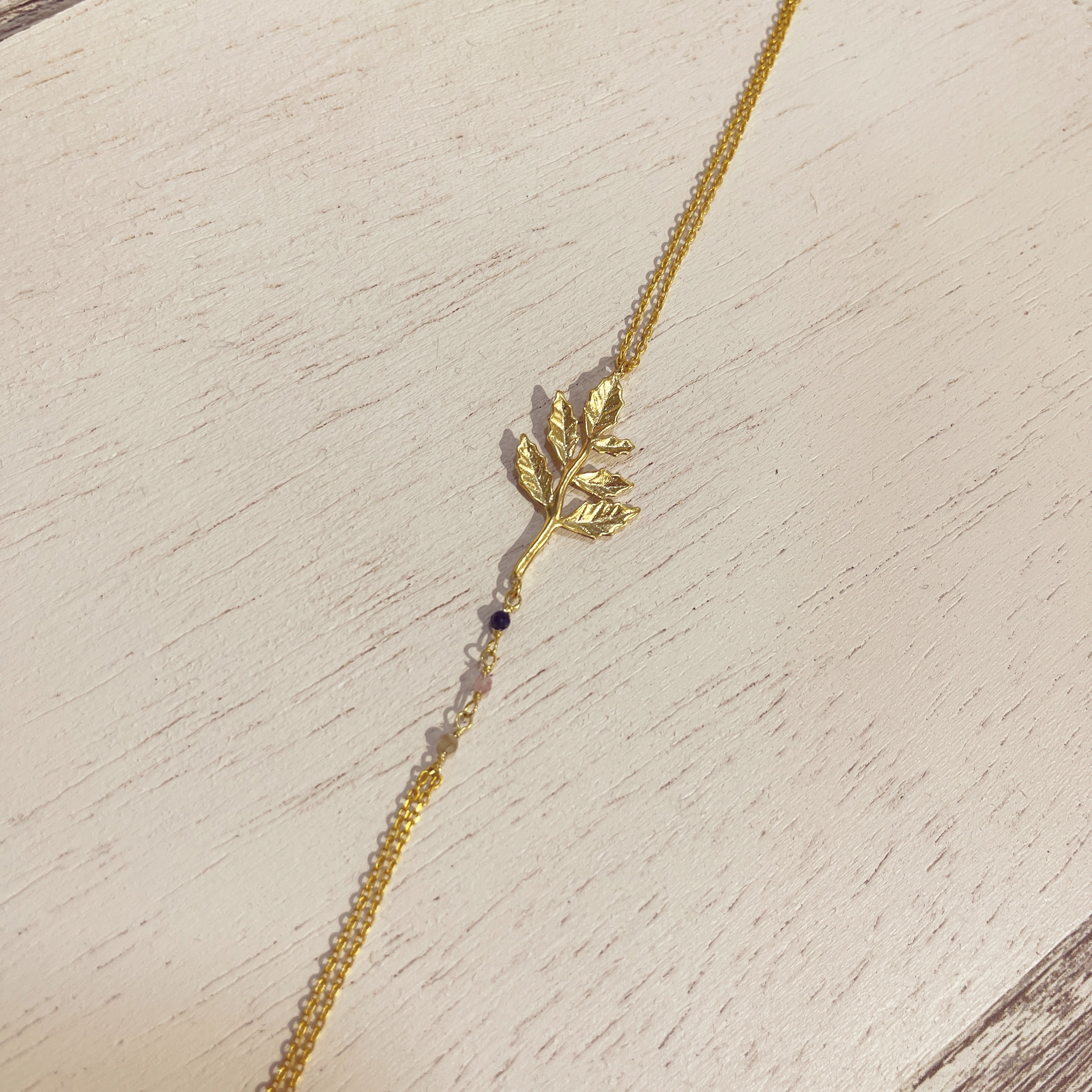 Pulsera Hoja Minera dorada detalle hoja grabada y piedrecitas