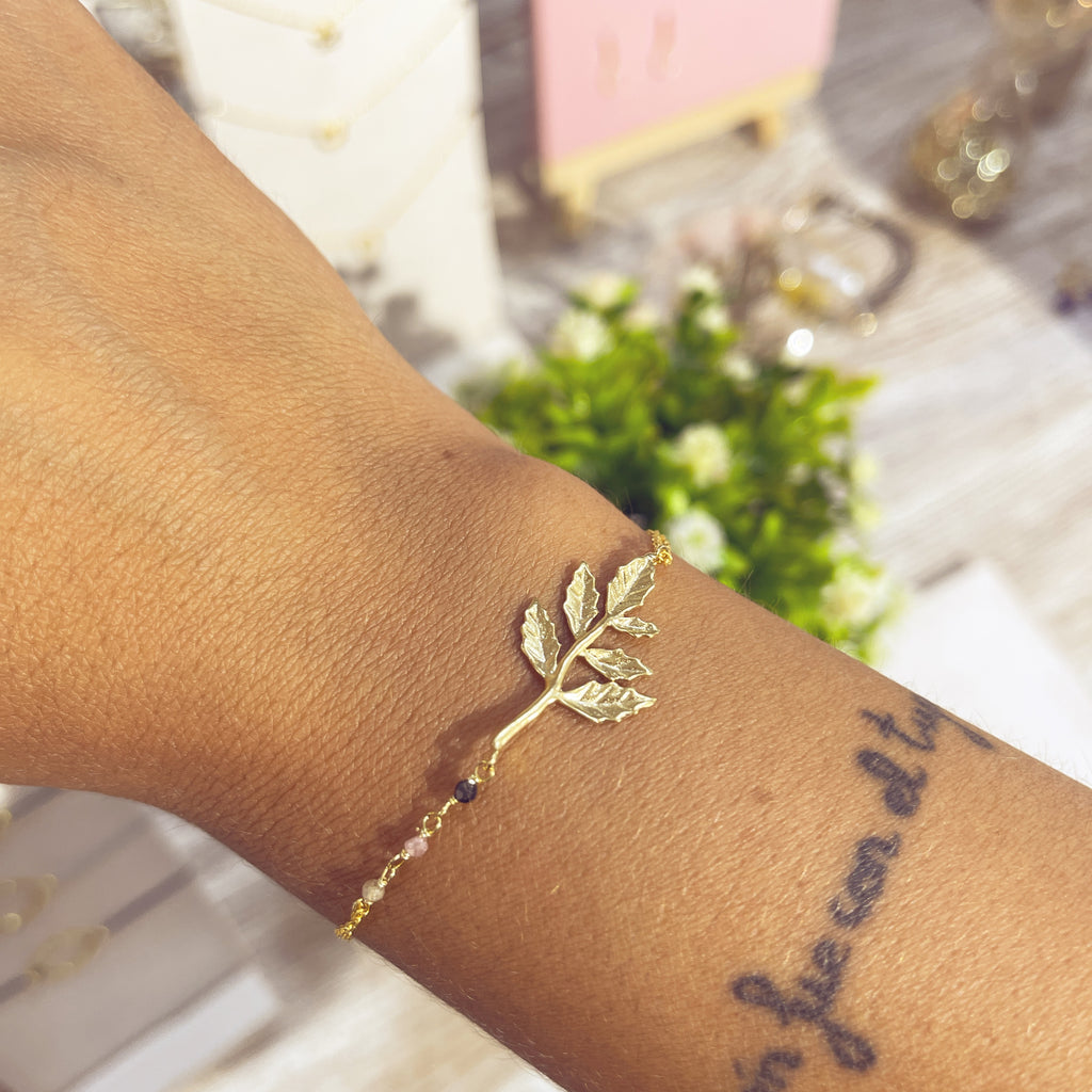 Pulsera Hoja Minera dorada en muñeca