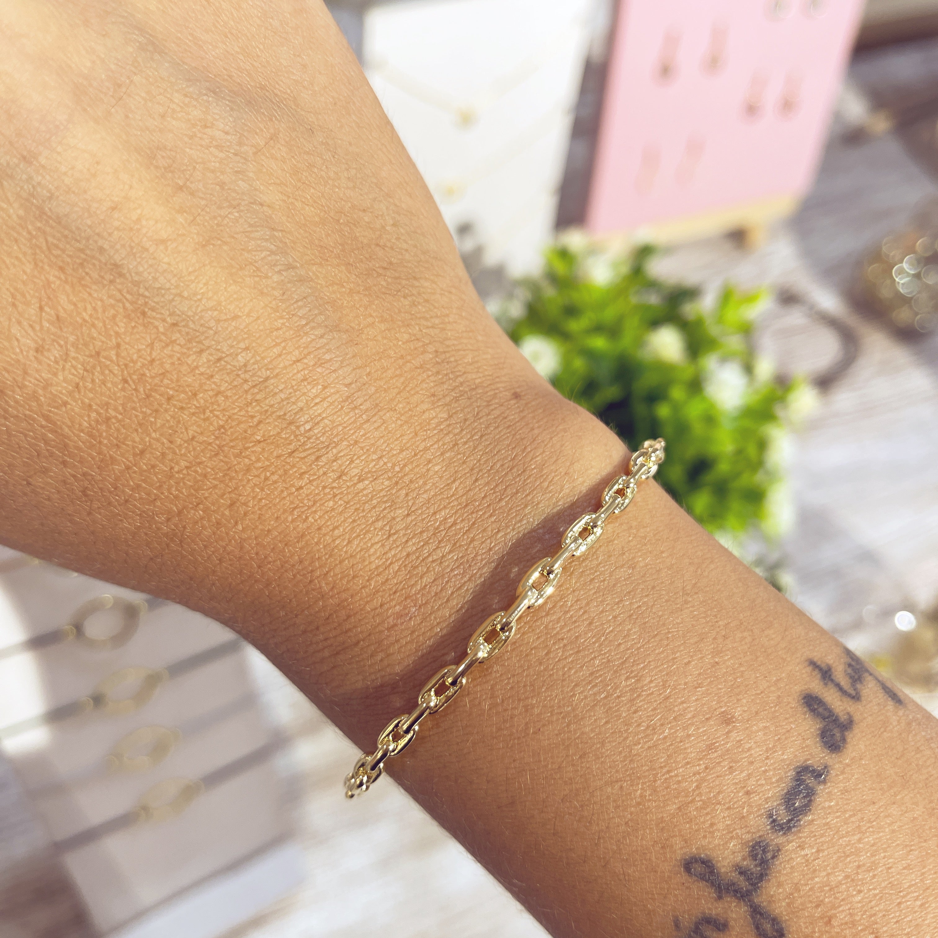 Brazalete Eslabón dorado en muñeca