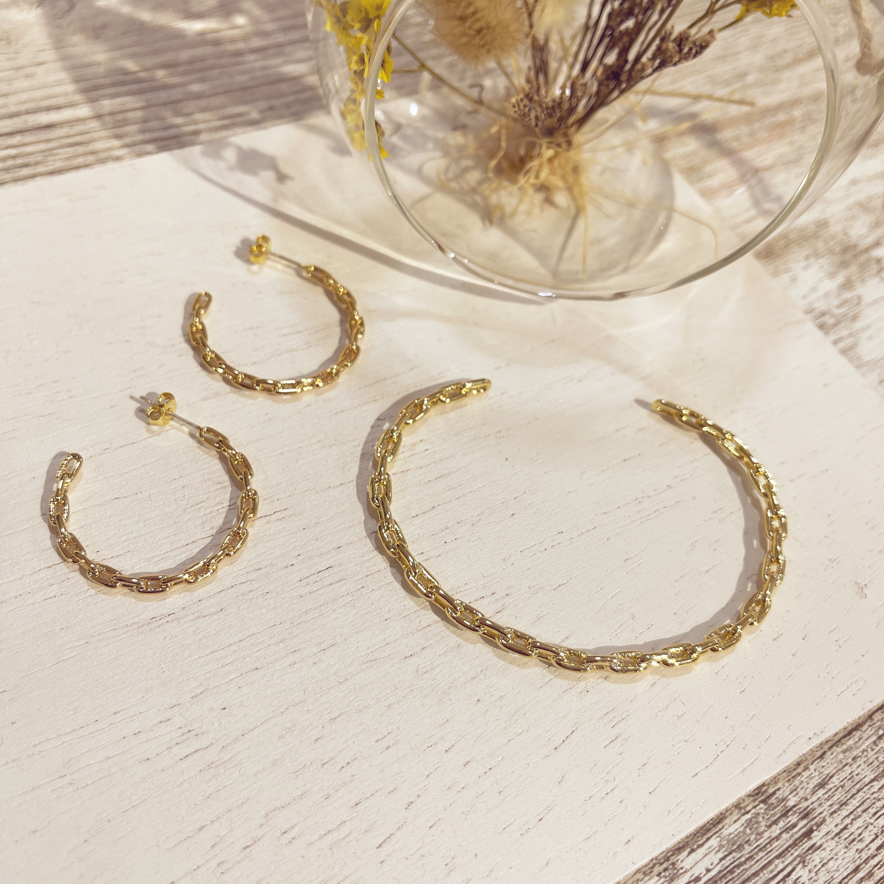 Brazalete Eslabón dorado junto a pendientes de aro eslabón a juego
